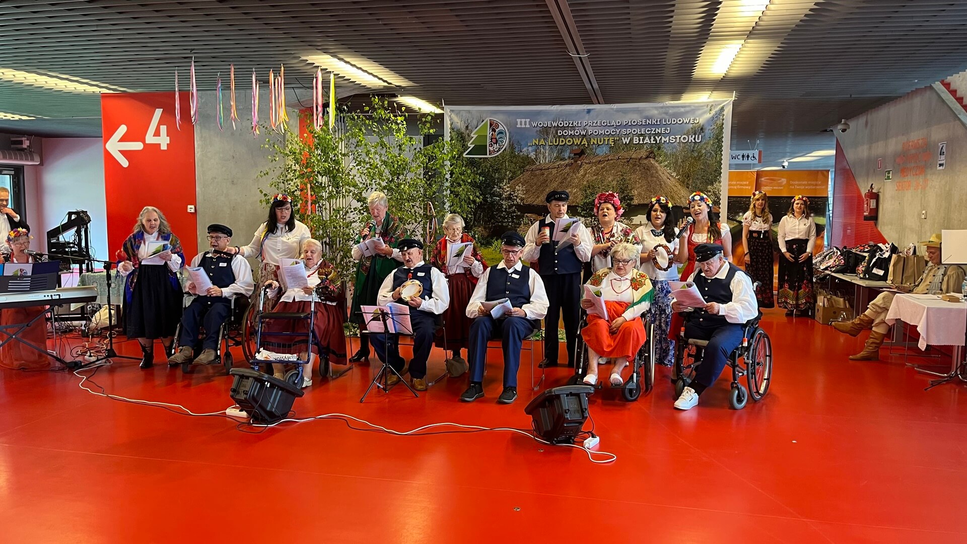 Mieszkańcy podlaskich DPS-ów zaprezentowali swoje umiejętności podczas imprezy "Na Ludową Nutę"