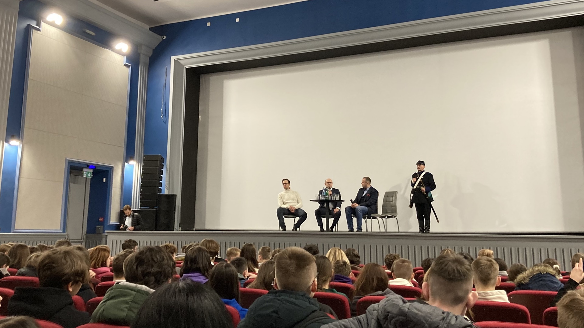 W kinie Ton białostoccy uczniowie obejrzeli film "Powstaniec 1863" i spotkali się z jego twórcami