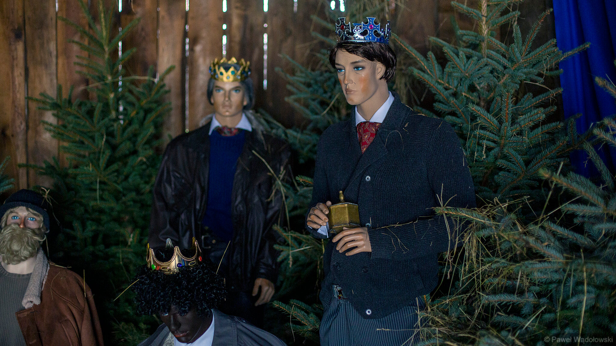 Skórzane kurtki i krawaty - "nowoczesna" szopka w Muzeum Rolnictwa w Ciechanowcu [zdjęcia]