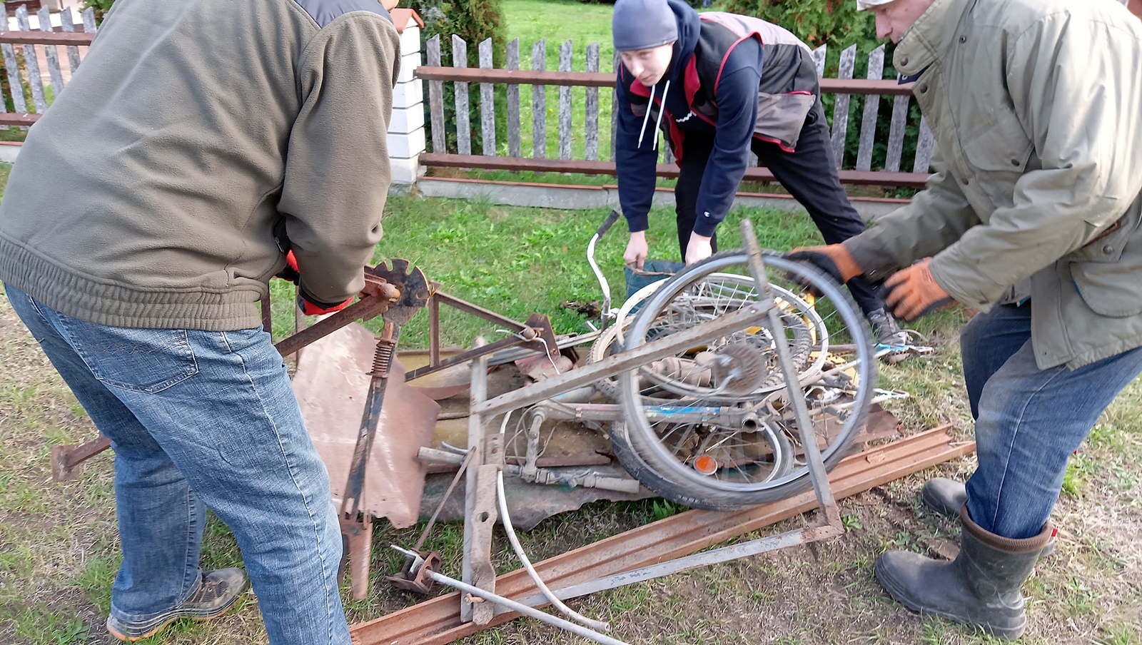 Zbiórka złomu w gminie Wyszki na rzecz budowy Domu Miłosierdzia w Hodyszewie