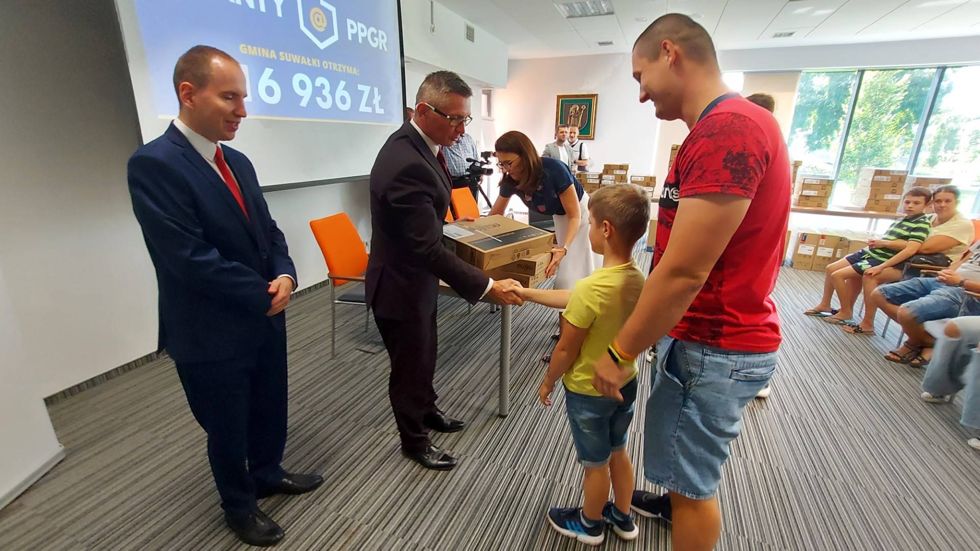 Uczniowie z gminy Suwałki otrzymali nowe komputery stacjonarne i laptopy