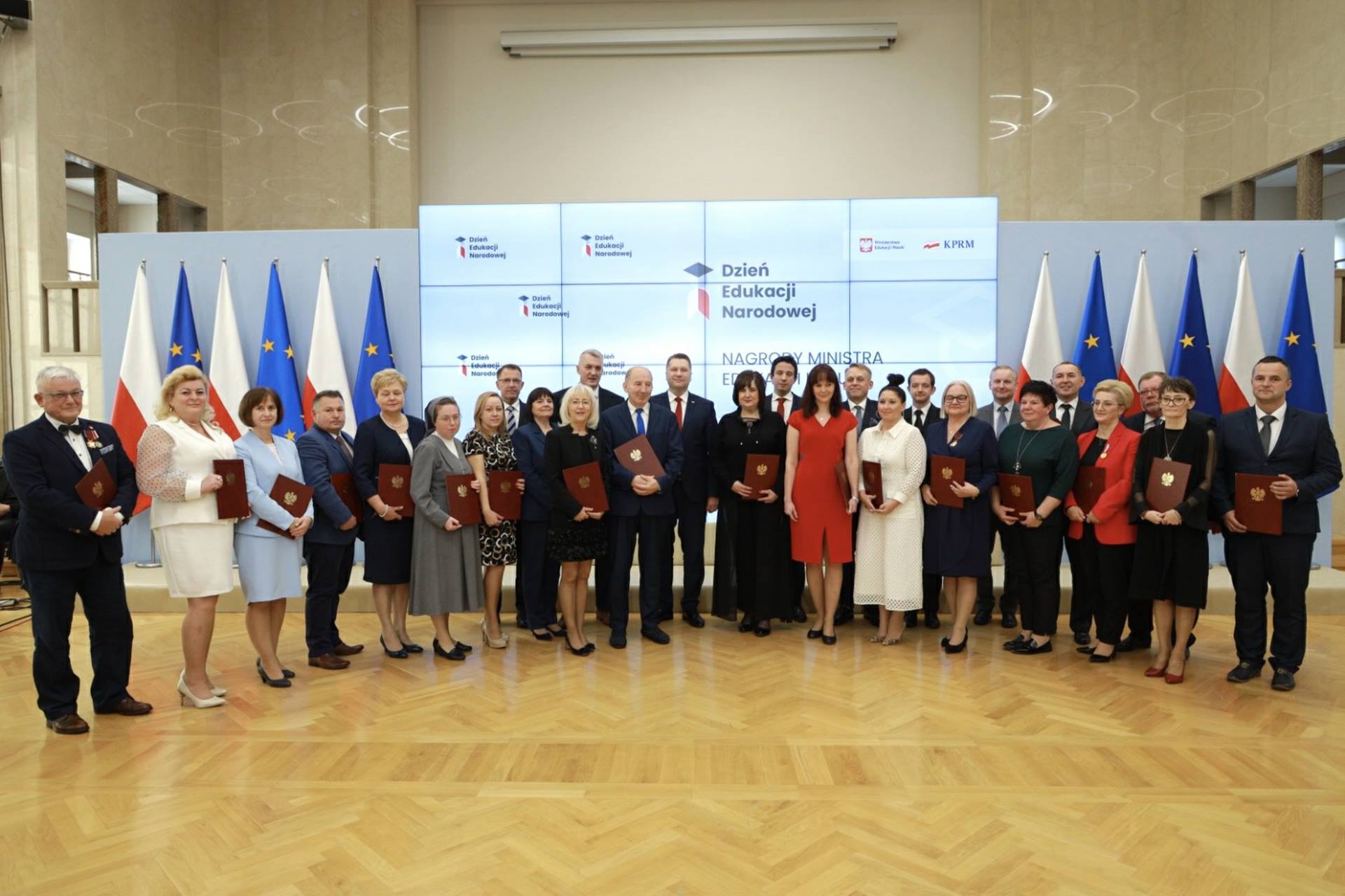 Minister edukacji i nauki odznaczył nauczycieli oraz pracowników oświaty - wśród nich jest nauczycielka z Suwałk