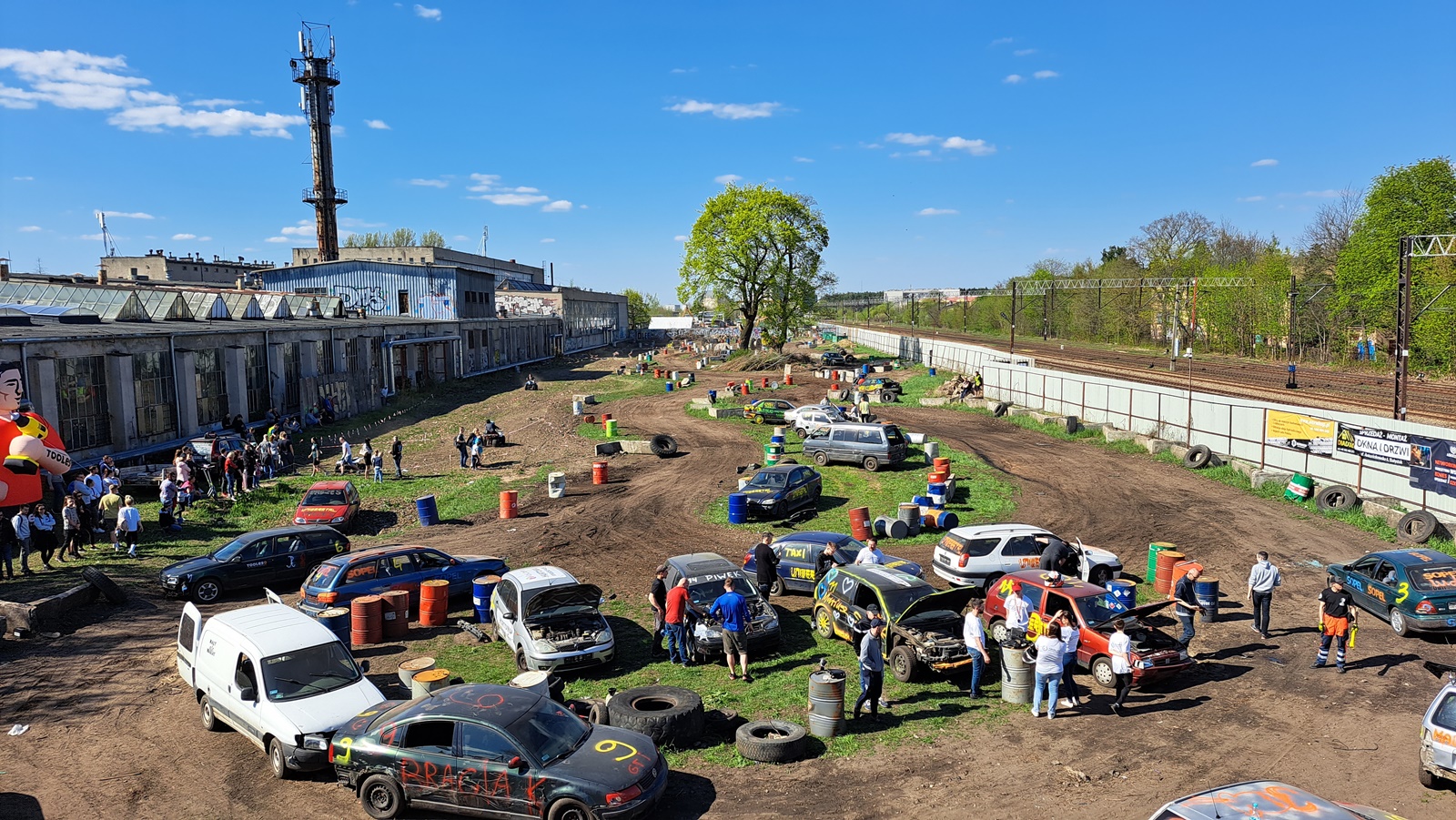 Ścigali się wrakami w szczytnym celu - „Wrak race” w Białymstoku