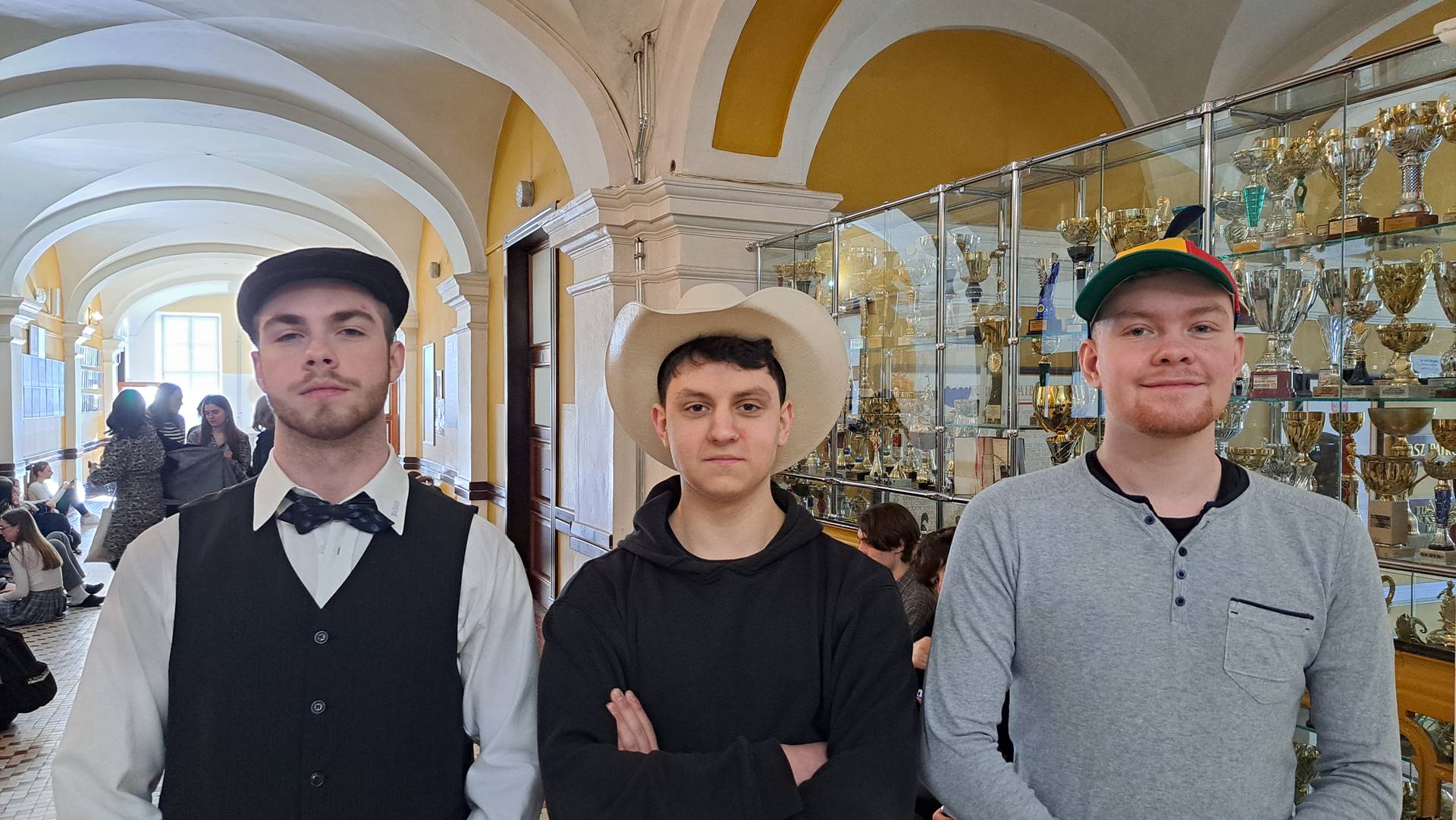 W II LO w Łomży obchodzono "Dzień kapelusza" - tak uczniowie upamiętnili Hankę Bielicką