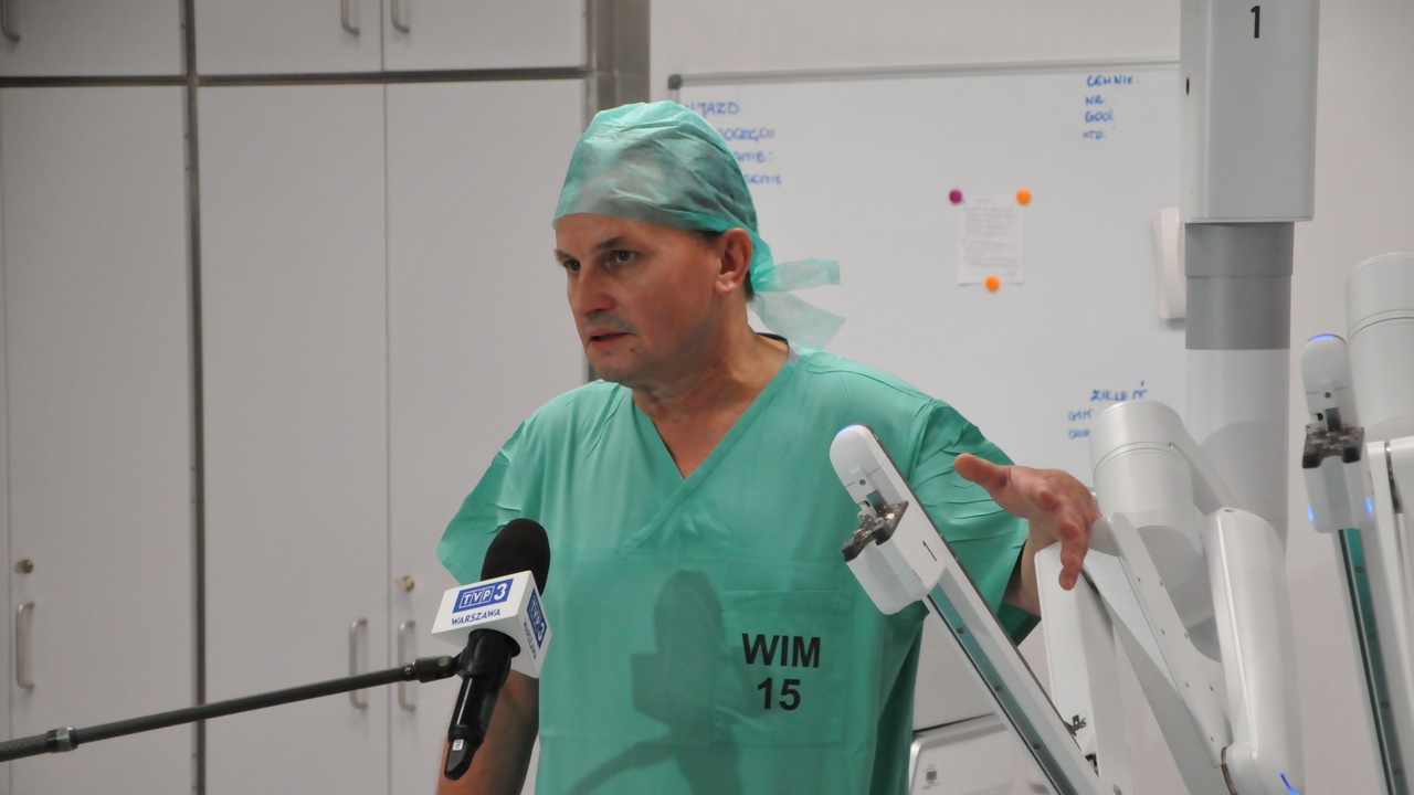Dr Jarosław Szymczuk ze szpitala w Wysokiem Mazowieckiem przeprowadził pionierską operację wycięcia tarczycy