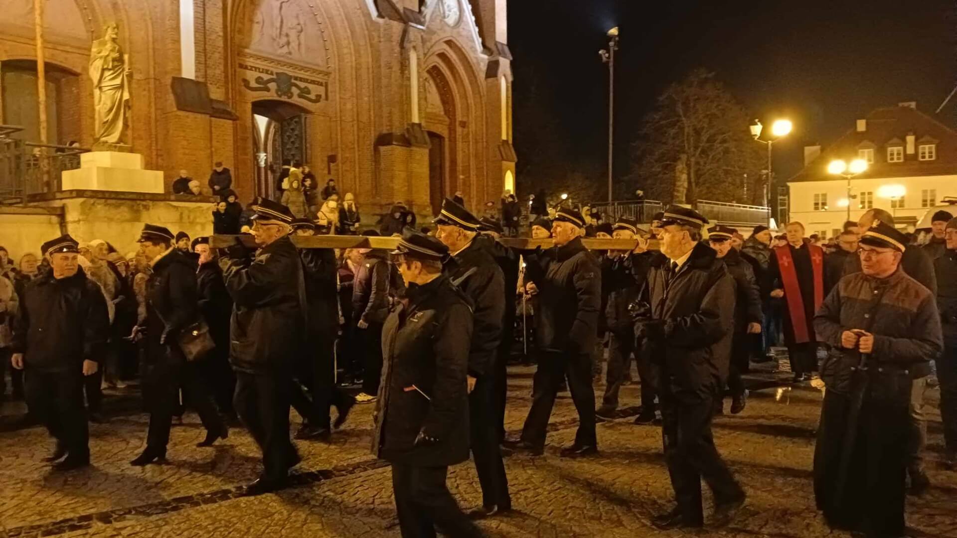 Miejska droga krzyżowa - wierni przeszli ulicami miasta