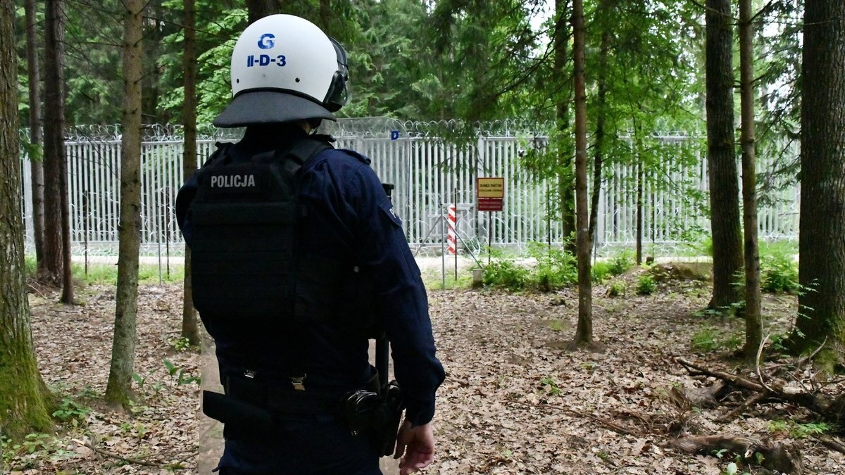 Policjanci pełniący służbę na polsko-białoruskiej granicy będą mieli przy sobie broń