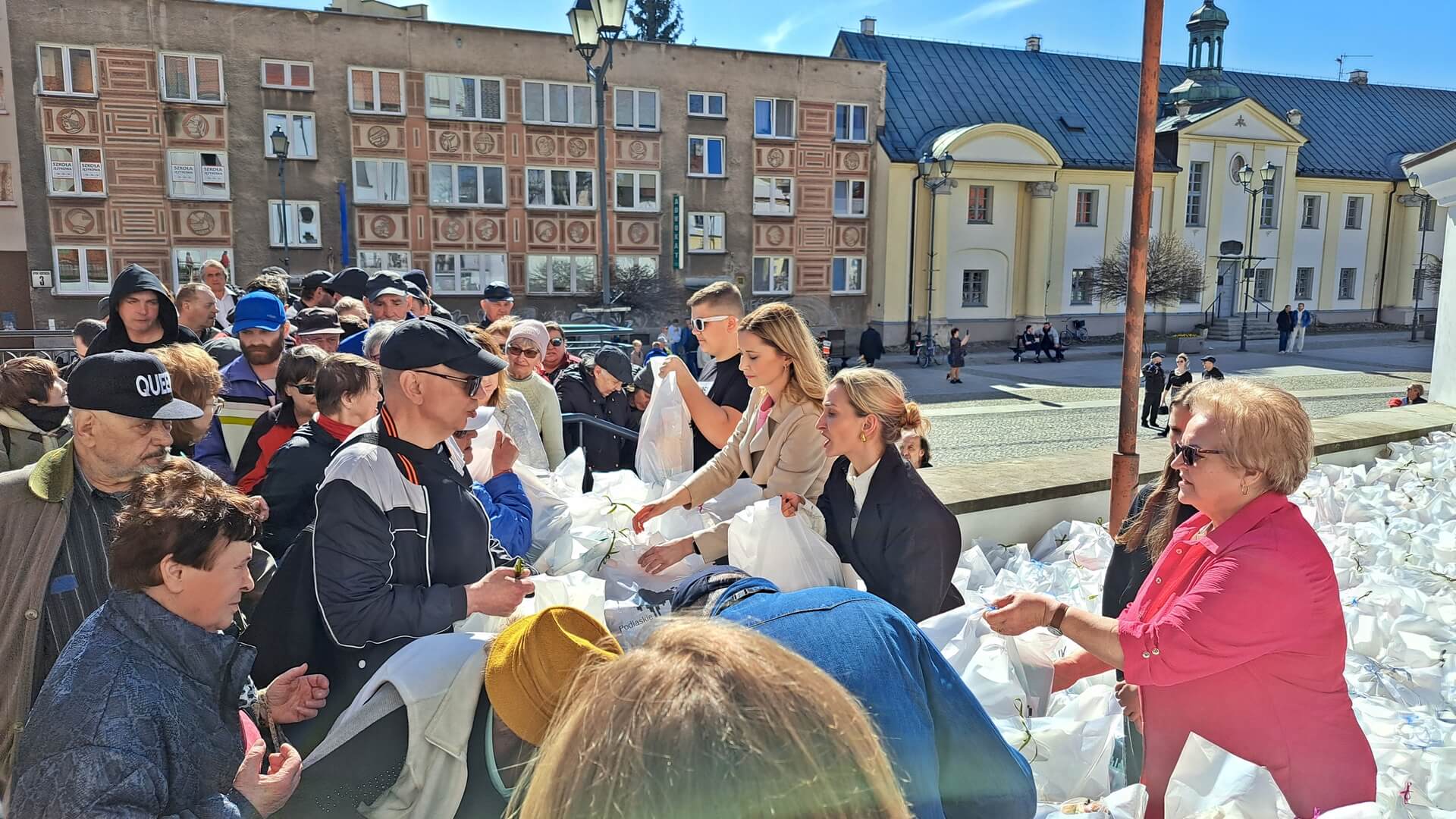 Do osób potrzebujących trafiły wielkanocne paczki z żywnością