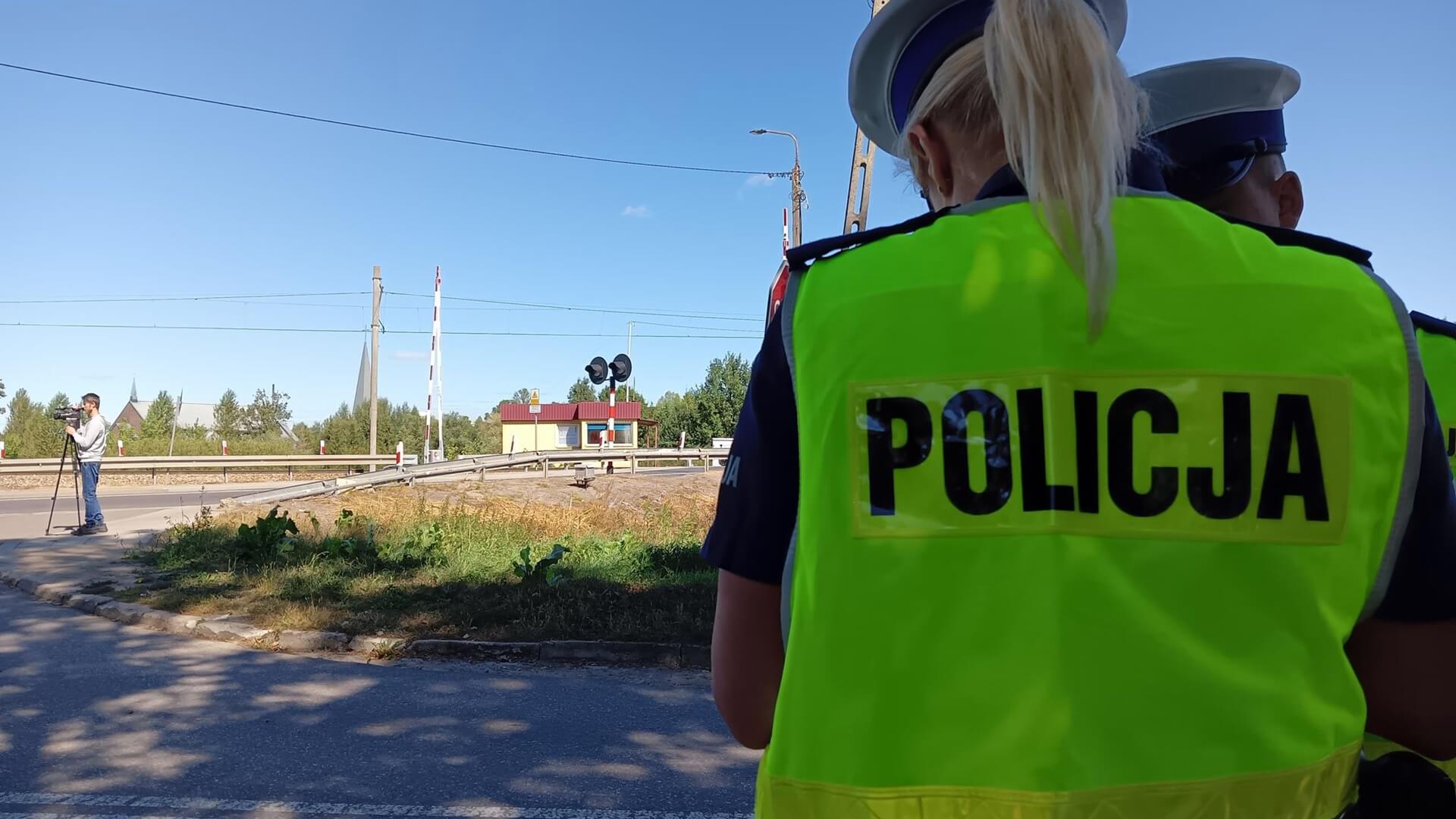 Akcja "Bezpieczny Przejazd" w Podlaskiem - policjanci obserwują zachowania kierowców w okolicach torów kolejowych