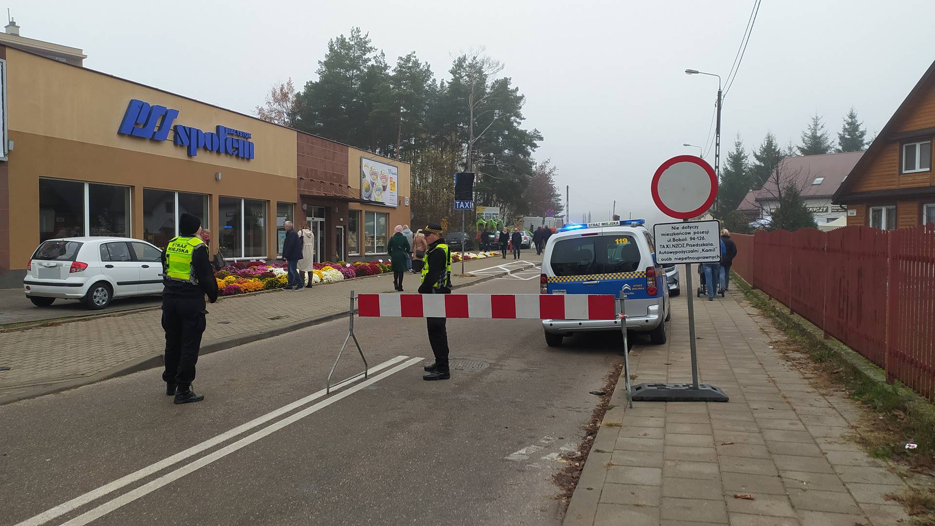 Przy białostockich cmentarzach zmiany w organizacji ruchu [lista zmian, mapy]