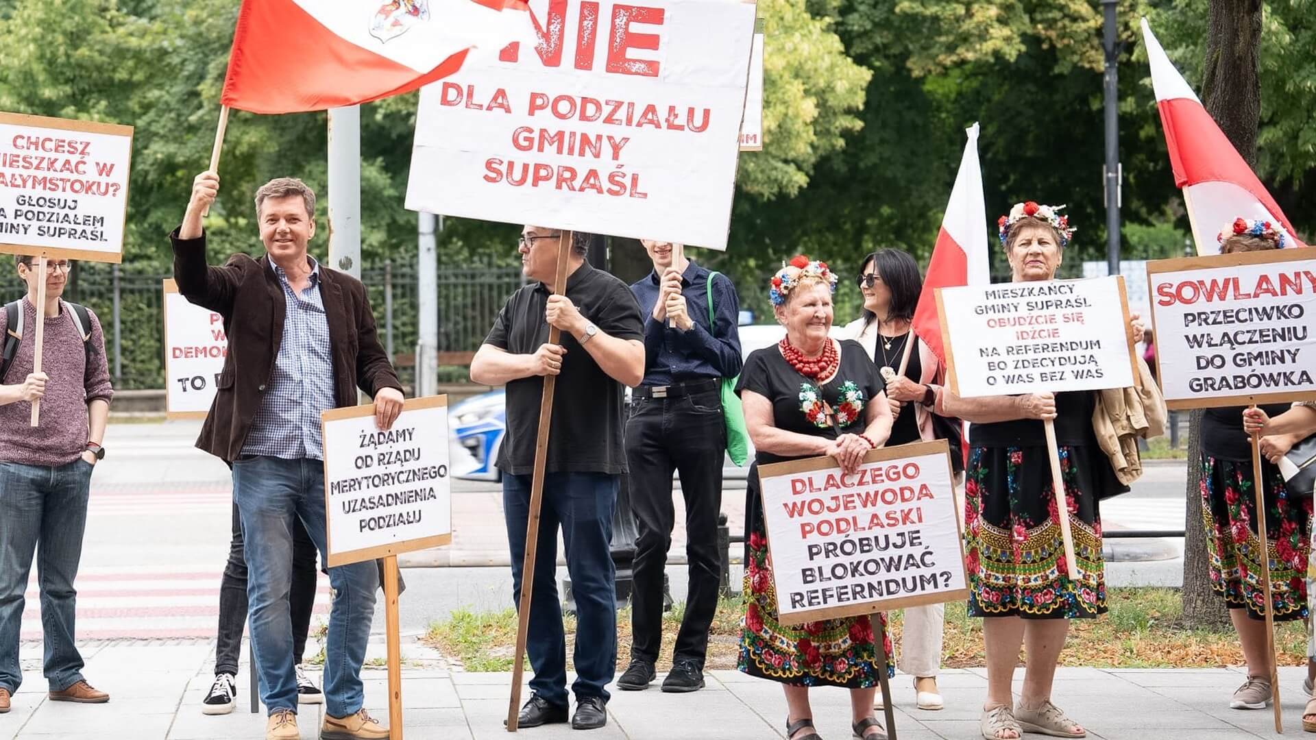 Burmistrz z mieszkańcami protestowali w Warszawie przeciwko podziałowi gminy Supraśl