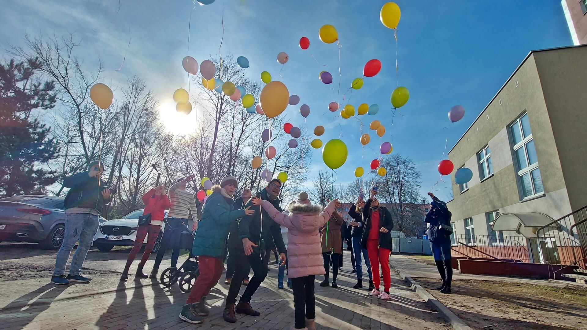 "Chcę wrócić do domu". Baloniki z marzeniami chorych dzieci wzbiły się w niebo
