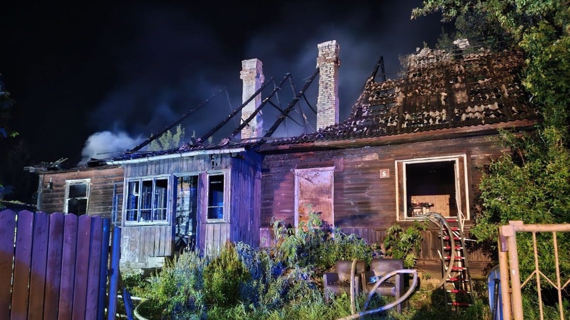 Pożar na białostockich Starosielcach - strażacy uratowali dwie starsze kobiety