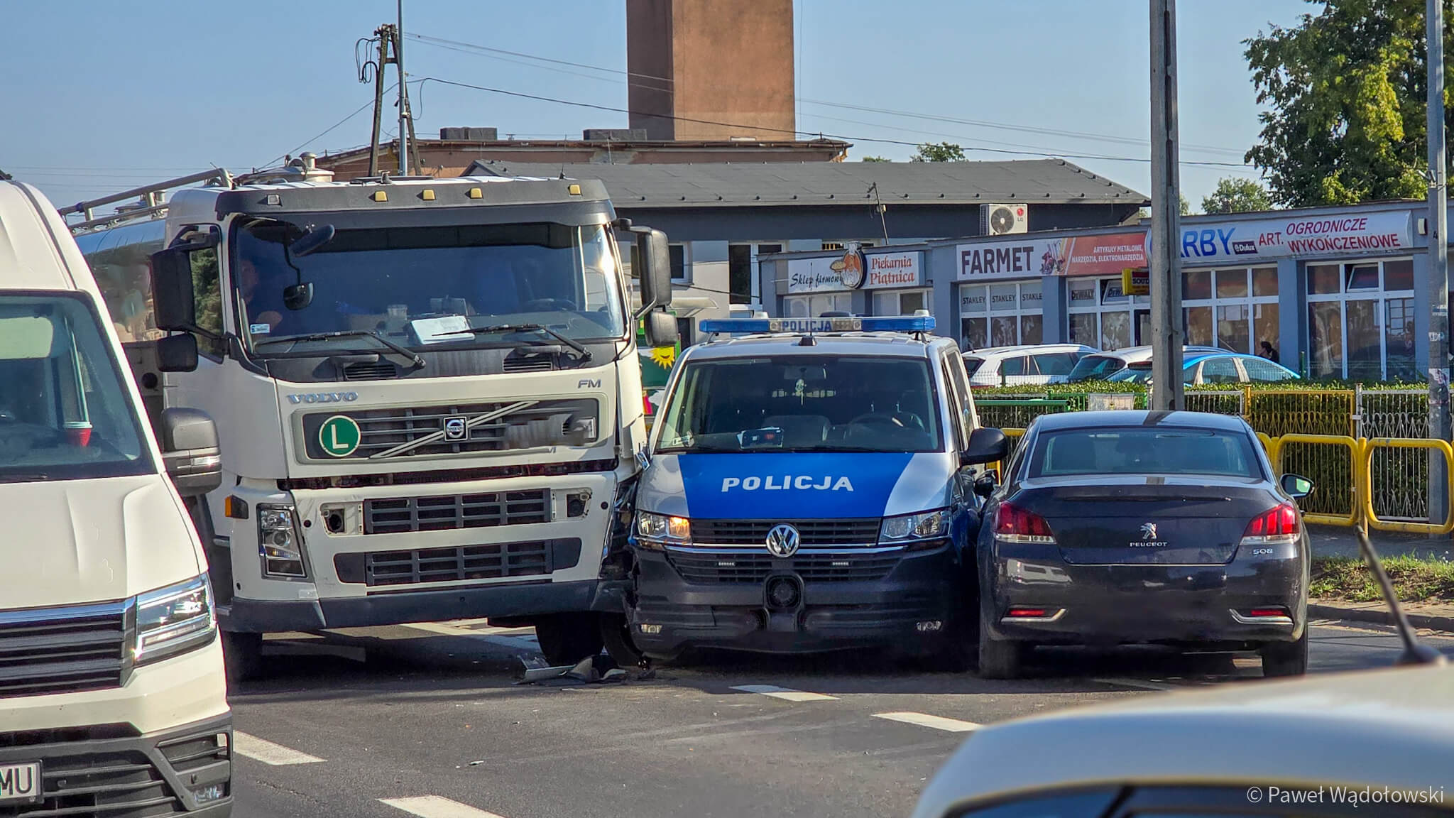 Wypadek z udziałem radiowozu w Piątnicy i kilometrowe korki