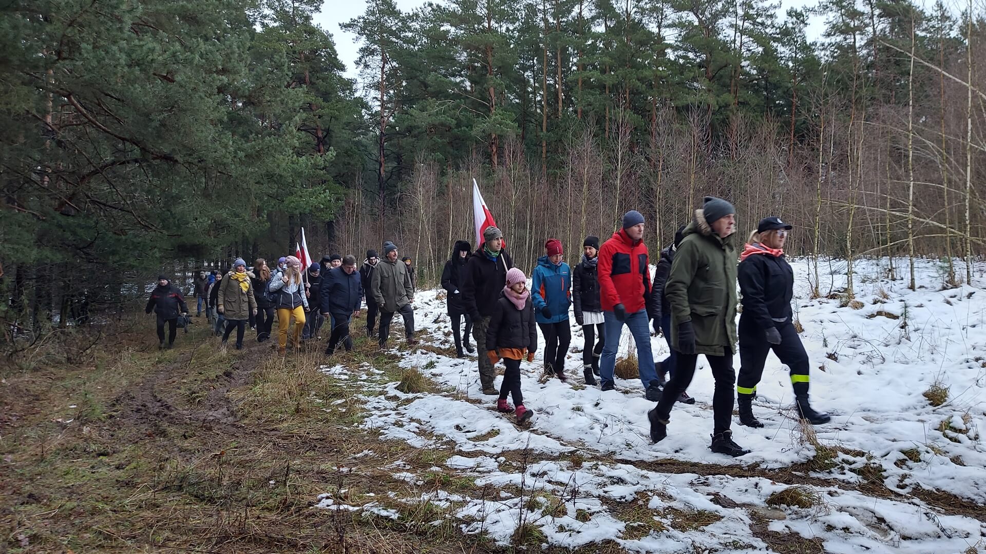 Kilkadziesiąt osób wzięło udział w leśnej wędrówce śladem wspomnień Pawła Powierzy