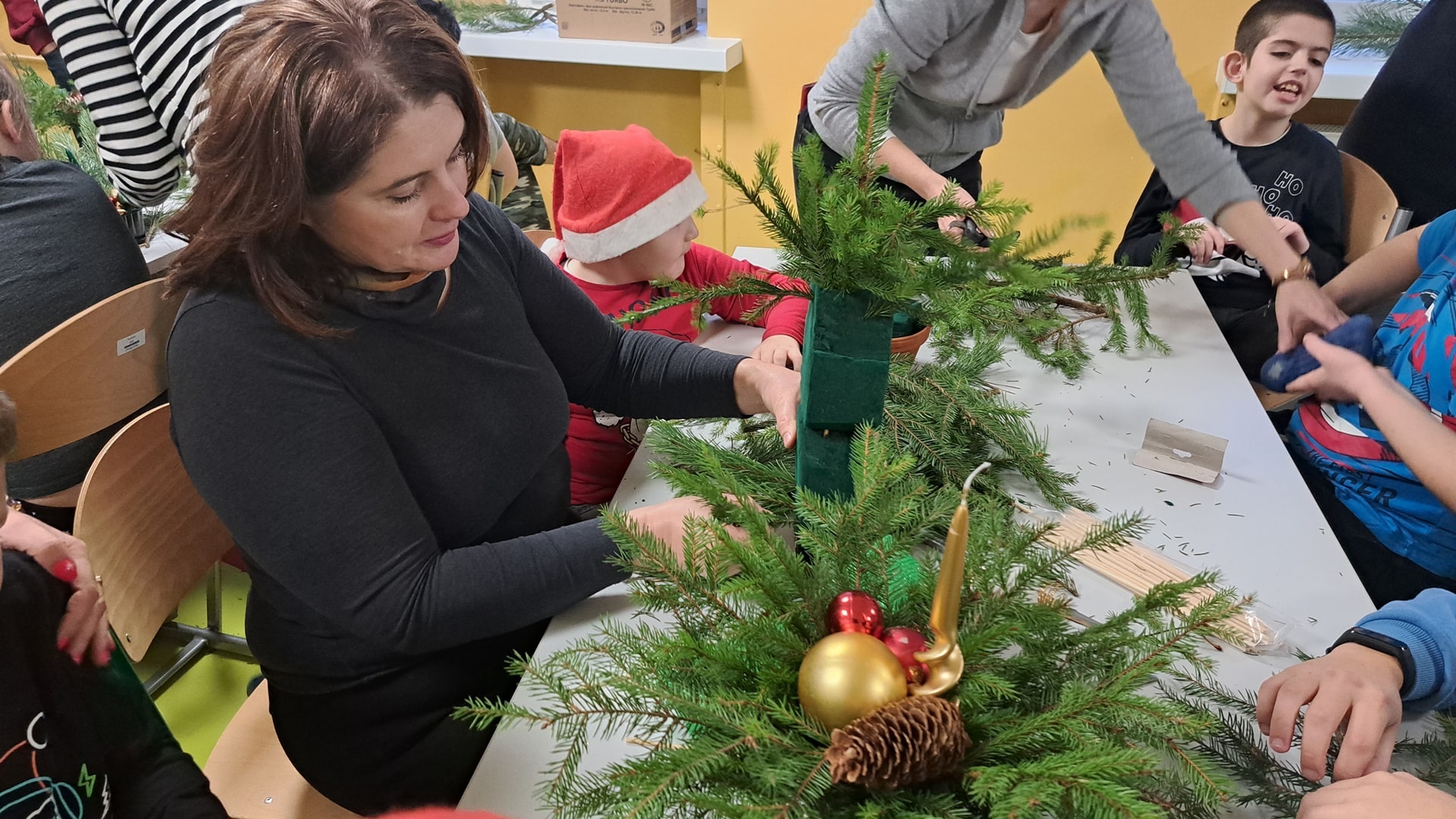 To nauka i terapia - uczniowie z niepełnosprawnościami przygotowywali stroiki świąteczne wspólnie z leśnikami