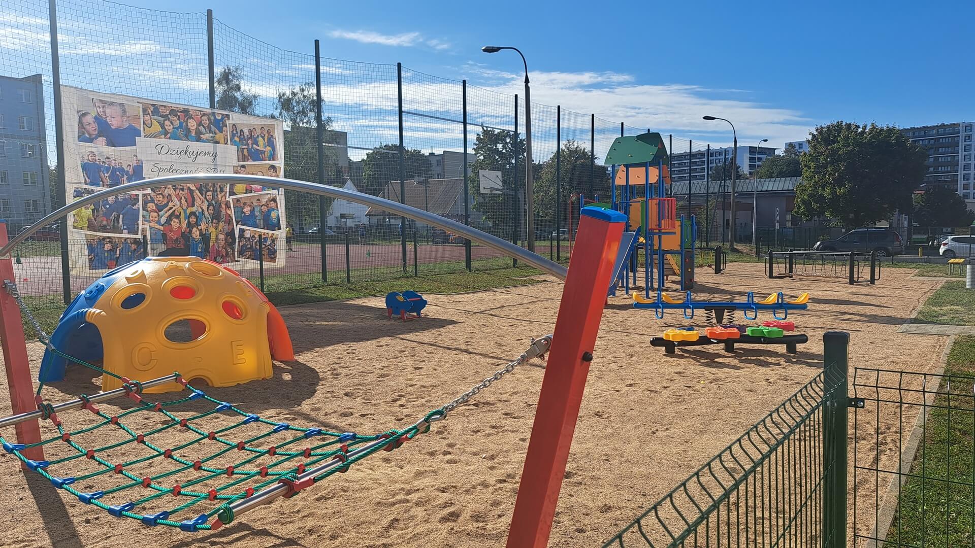 Uczniowie ze Szkoły Podstawowej nr 11 w Białymstoku mają nowy plac zabaw