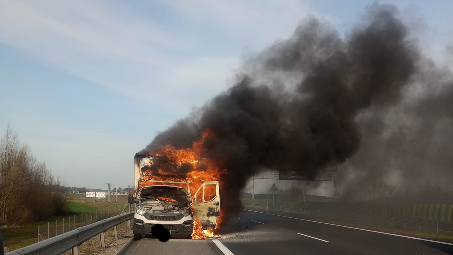 W Szczuczynie zapalił się bus. Jezdnia w kierunku Ełku była zablokowana