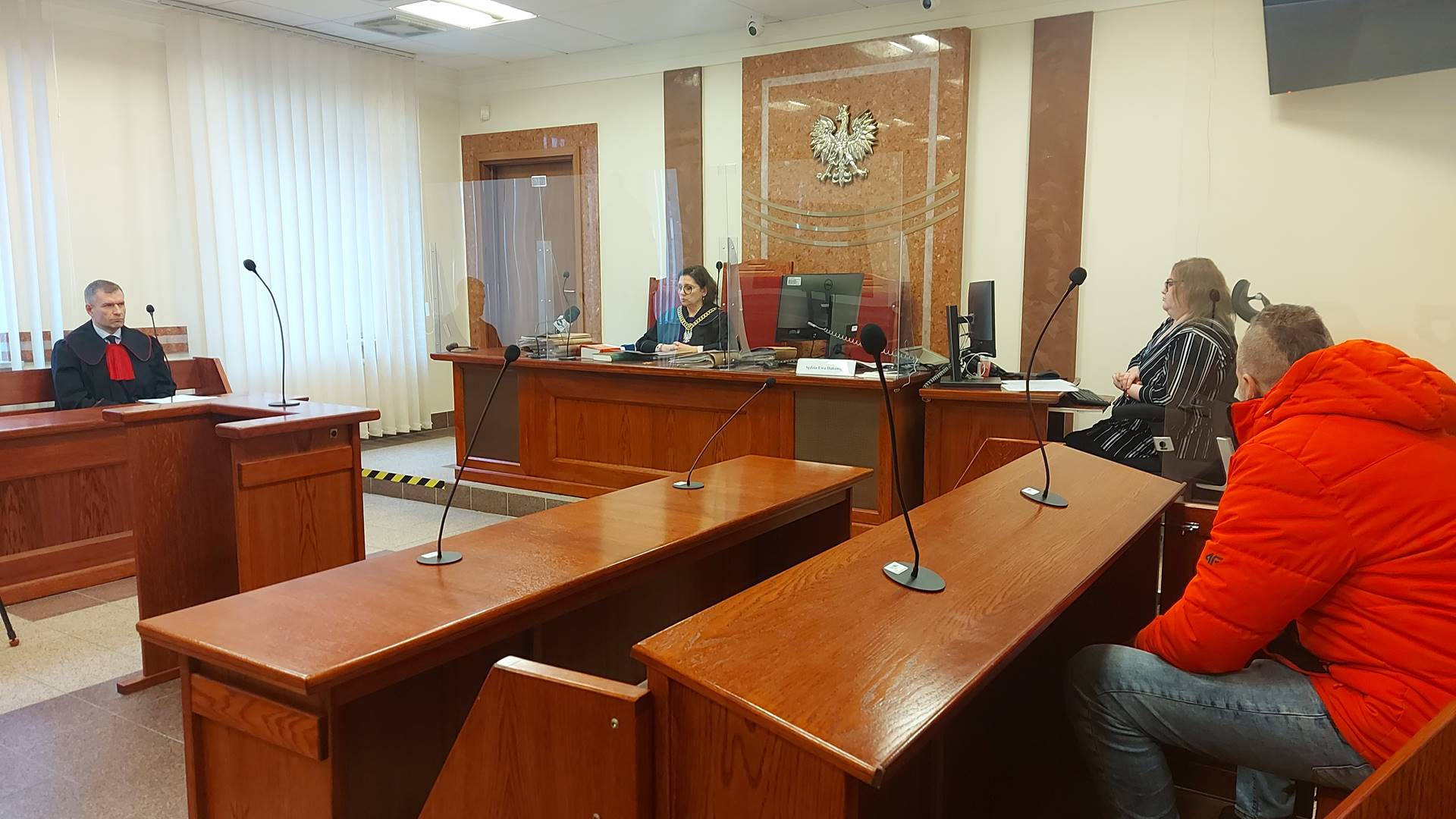 Białostocki sąd warunkowo umorzył postępowanie wobec ochroniarza, który zatrzymał kobietę wyjmującą żywność ze śmietnika