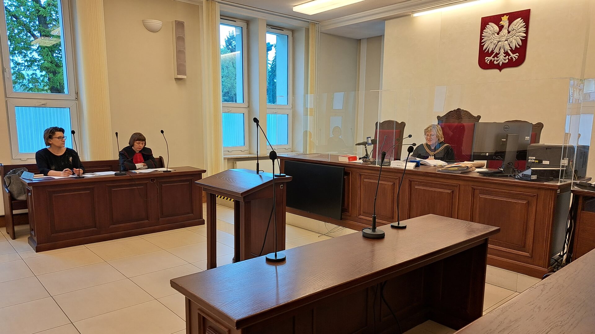 Zakończył się proces apelacyjny kobiety, która w centrum Białegostoku wyrzuciła psa z balkonu