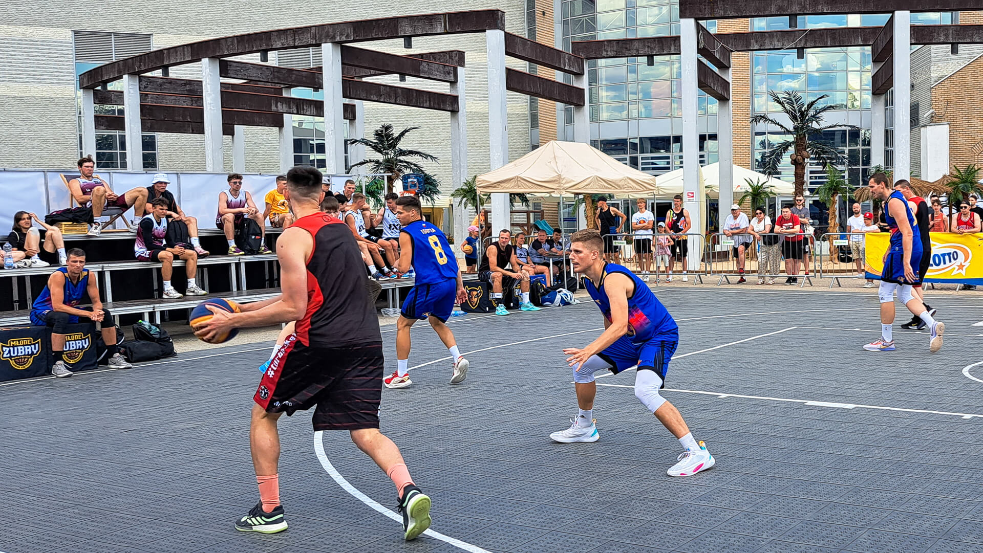 Koszykówka 3x3 przy galerii handlowej - propozycja na sportowe wakacje w mieście