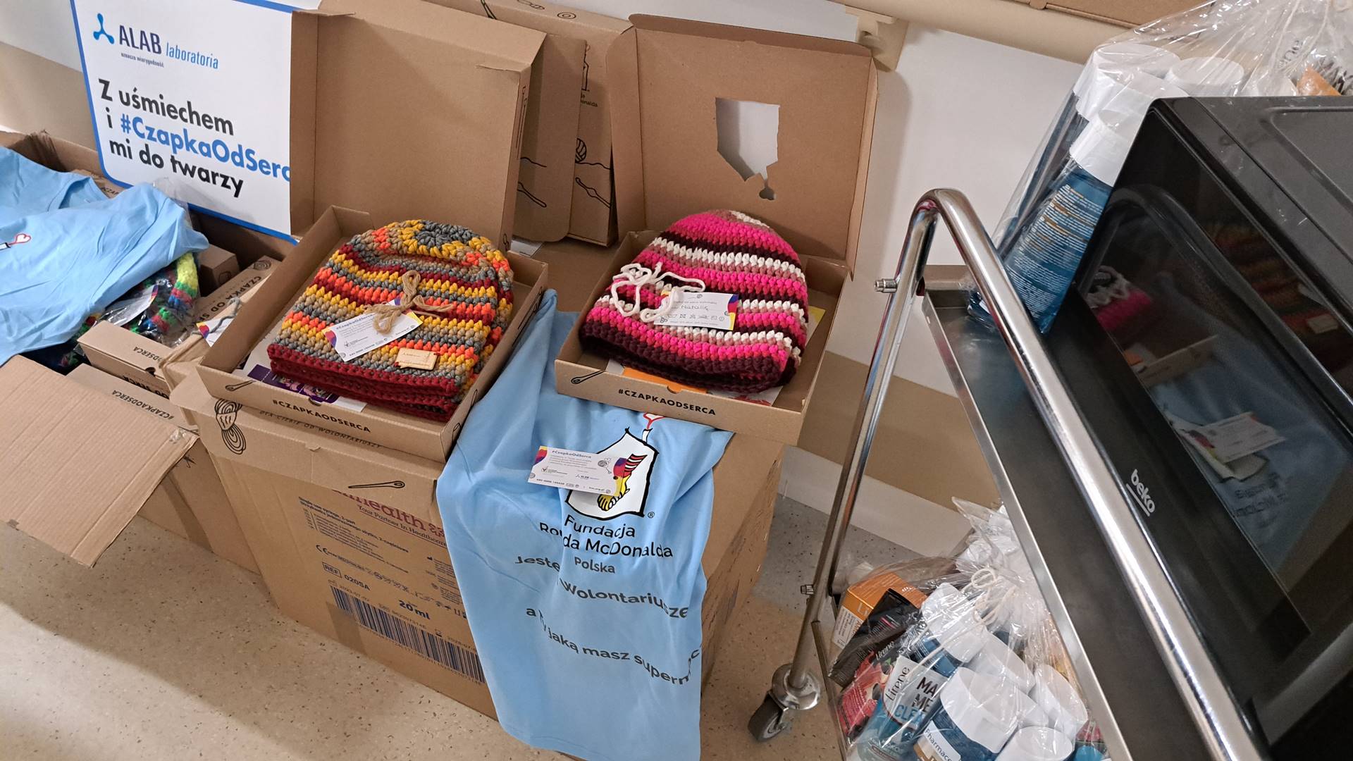 Do UDSK w Białymstoku trafiły ręcznie wykonane czapki