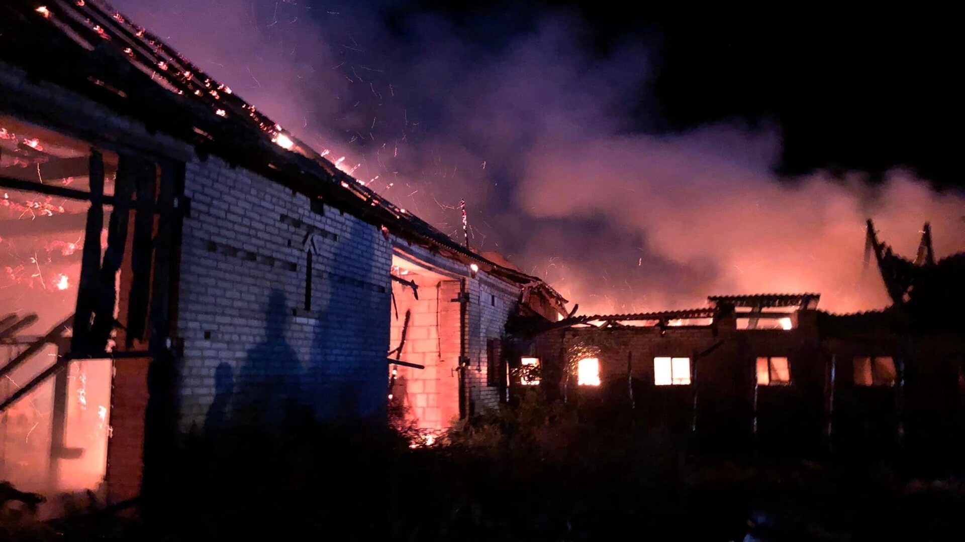 Strażacy interweniowali podczas burzy - spłonęła stodoła w okolicach Szczuczyna