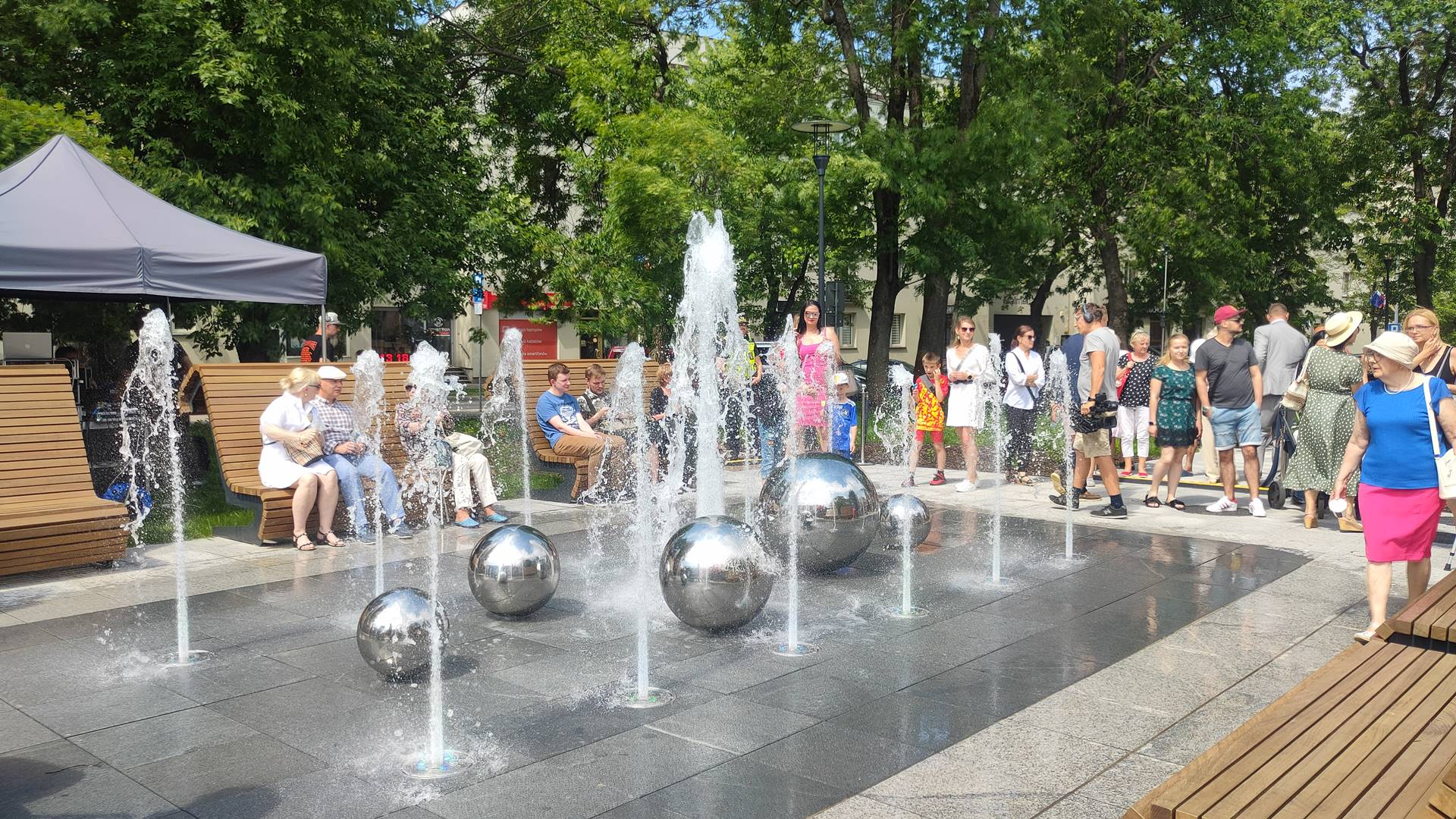 Białostoczanie mogą już korzystać z odnowionego skweru im. Pawła Adamowicza