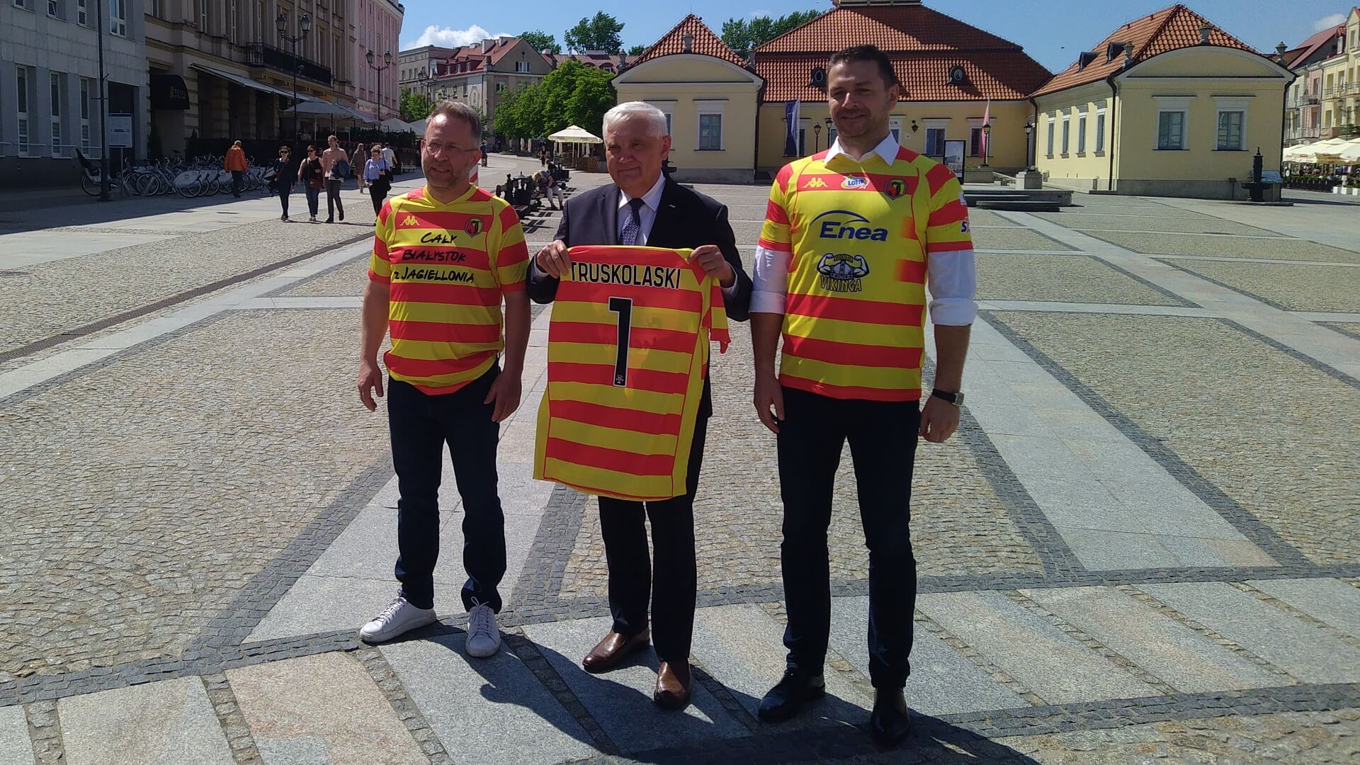 Mecz Jagiellonii na telebimie w centrum Białegostoku - kibice szykują fetę