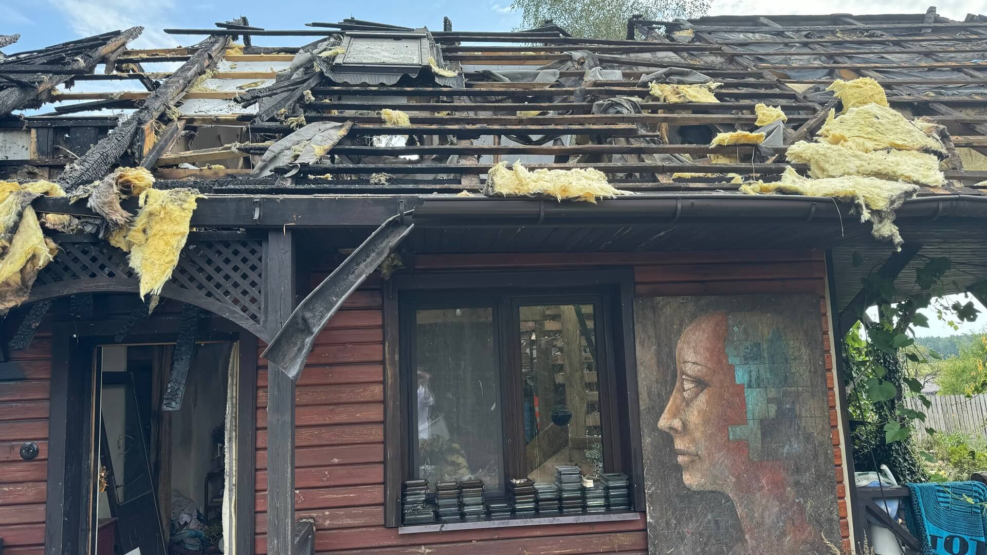 W Borkach spłonął dom i magazyn założycieli Fundacji Teatru Latarnia - straty to ok. 900 tys. zł [zdjęcia]