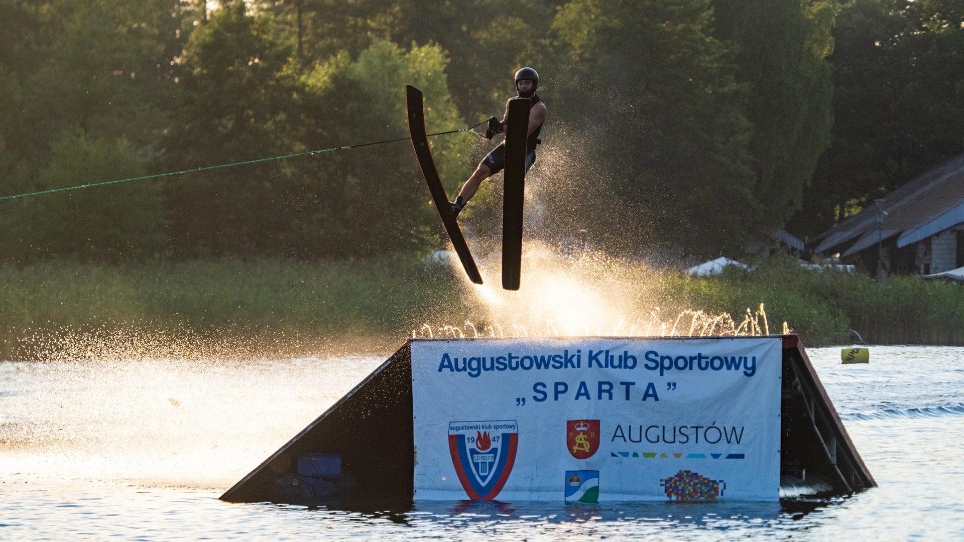 Lotto Netta Cup - zawody skoków na nartach wodnych za motorówką w Augustowie
