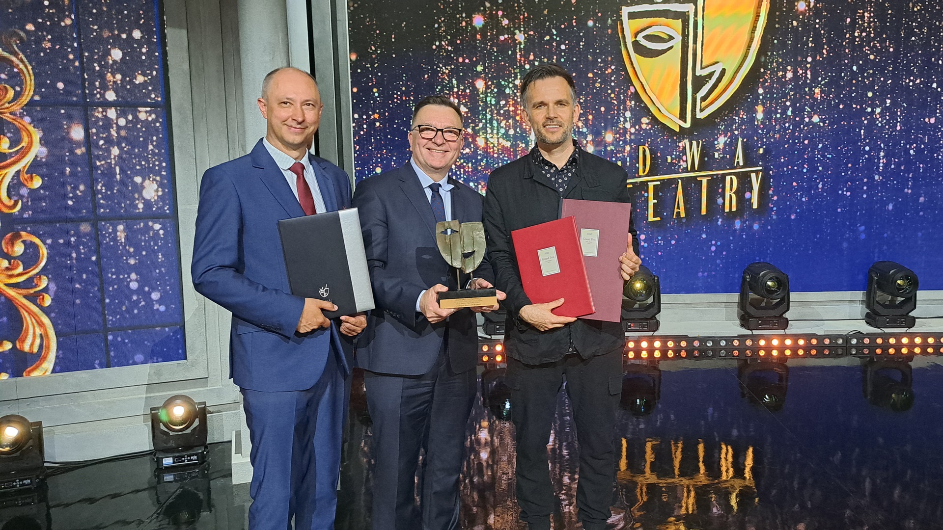 Andrzej Bajguz, Zdzisław Wasilewski oraz Kamil Kalicki z Polskiego Radia Białystok nagrodzeni na festiwalu  "Dwa Teatry" w Zamościu