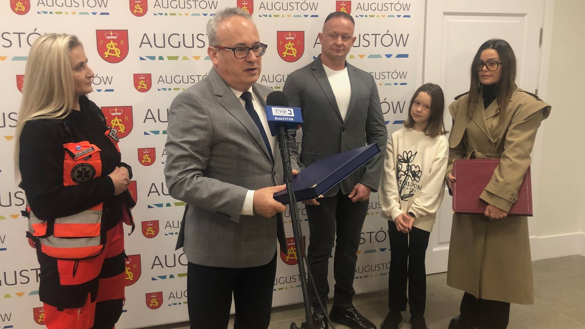 Burmistrz Augustowa uhonorował mieszkańców miasta, którzy uratowali tonącą kobietę