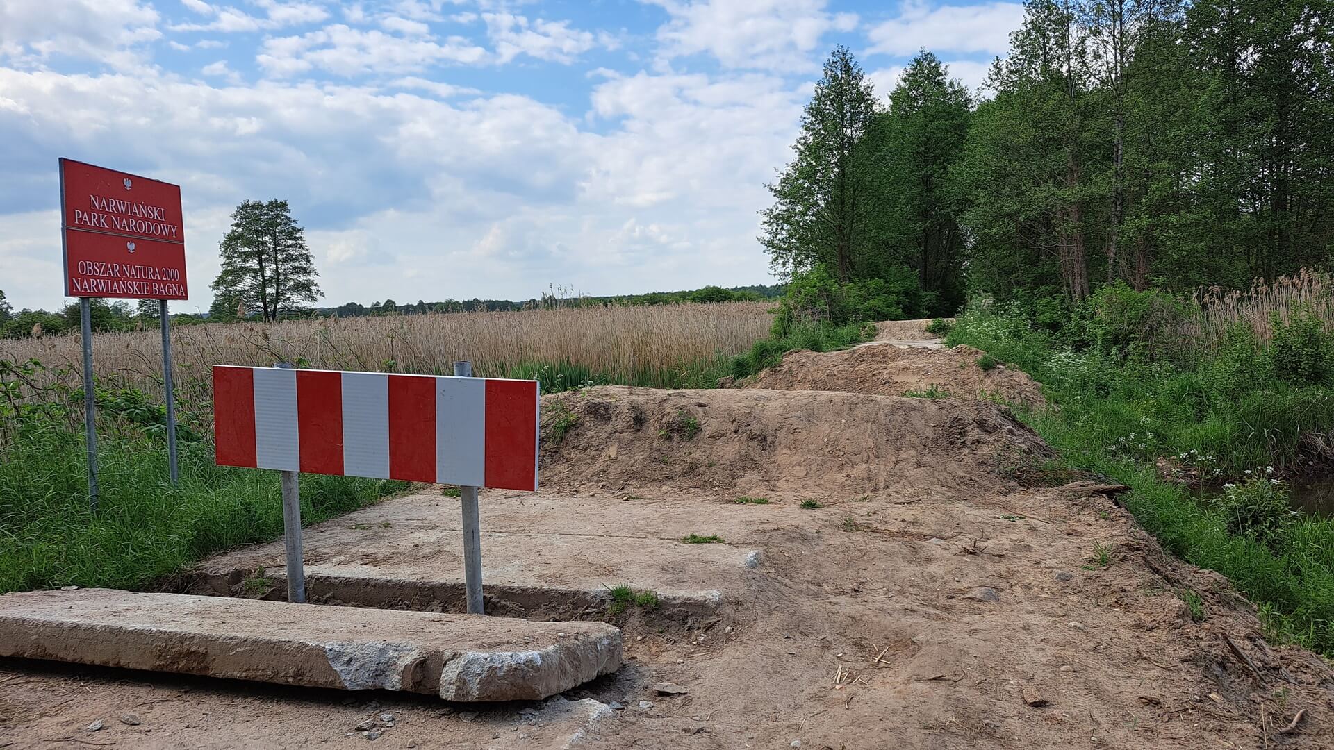 Rozebrane drewniane kładki na Narwi - zmienił się rowerowy szlak Green Velo