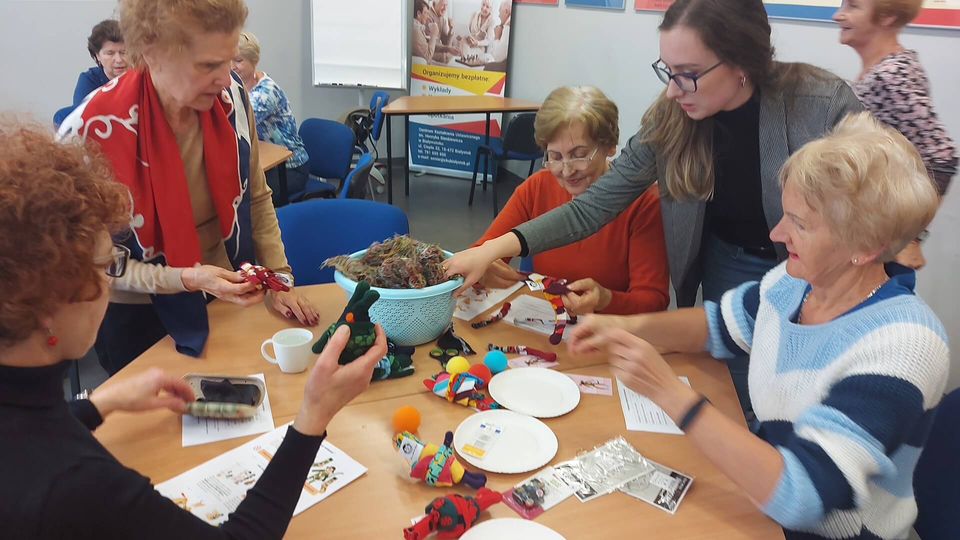 Seniorzy z Białegostoku włączyli się w akcję szycia maskotek - małpki trafią do szpitali i karetek