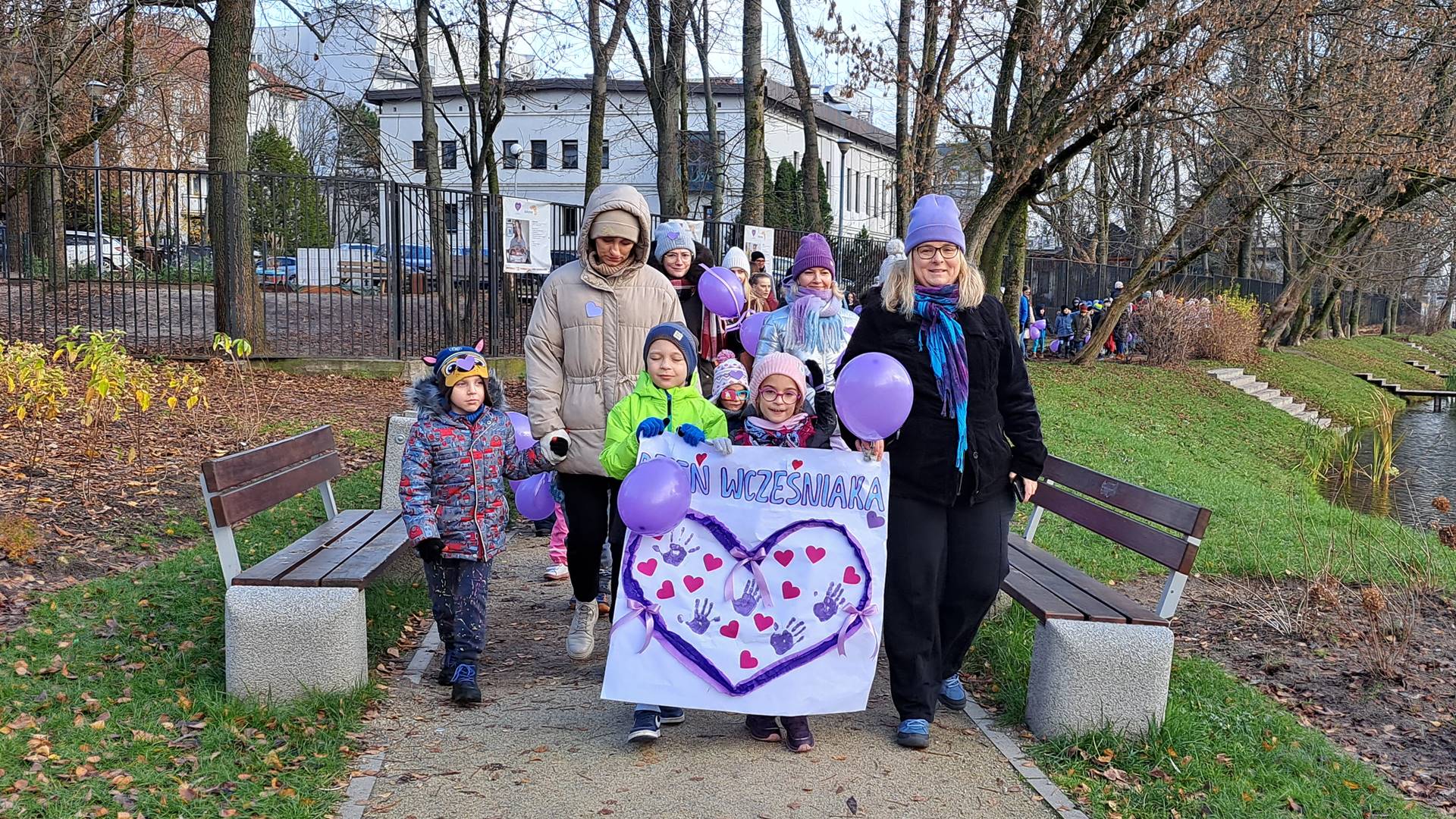Białostocka Fundacja "Mali Wojownicy” zorganizowała spacer z okazji Światowego Dnia Wcześniaka