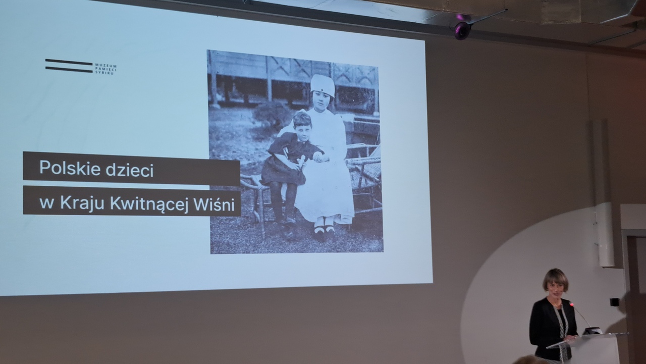 W Muzeum Pamięci Sybiru o książce "Polskie dzieci w Kraju Kwitnącej Wiśni" opowiadała autorka Sylwia Szarejko