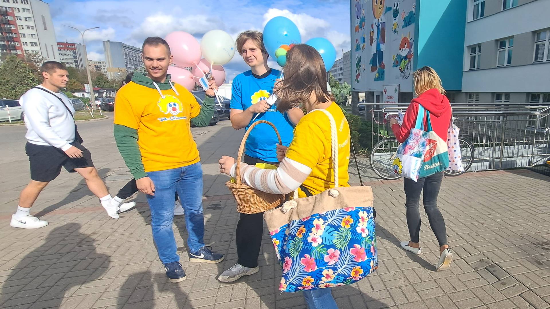 Wolontariusze Fundacji Dr Clown rozdawali w Białymstoku różne gadżety