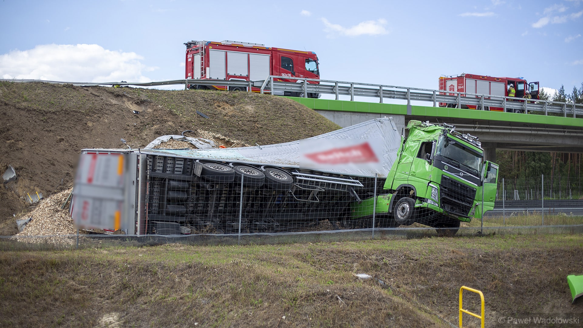 Na drodze ekspresowej S61 ciężarówka spadła z nasypu wiaduktu - jej kierowca trafił do szpitala