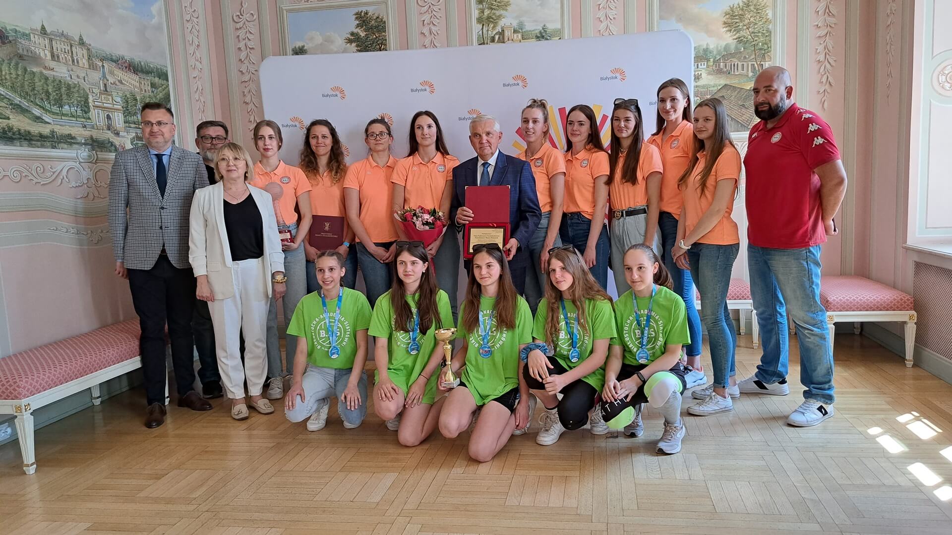 Kwiaty i gratulacje dla siatkarek BAS od prezydenta