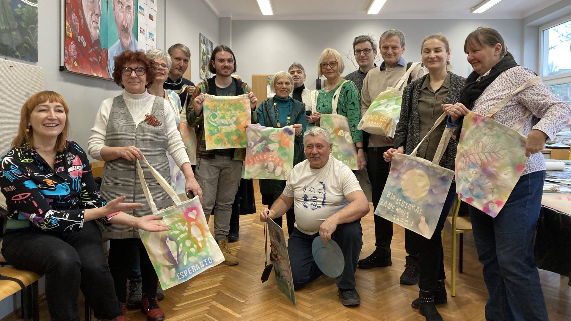 Uczestnicy warsztatów "Prezent dla Ludwika" szyli w Białymstoku maskotki dzikich gołębi i malowali je na torbach