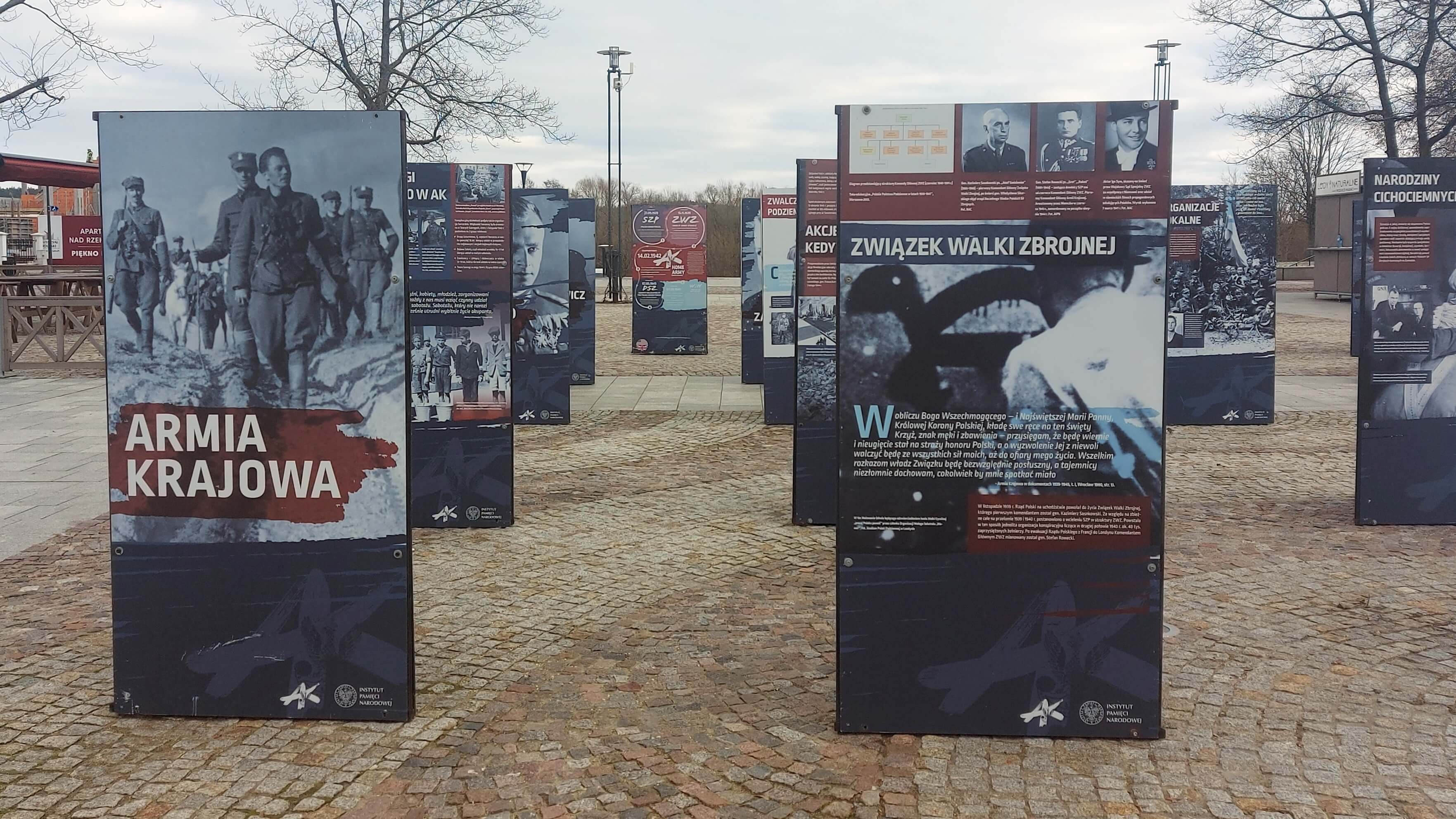 Wystawę poświęconą Armii Krajowej można oglądać na rynku w Supraślu