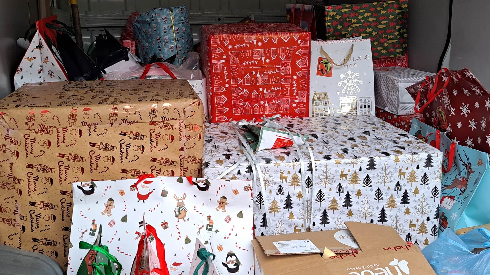 Kibice Jagiellonii przygotowali świąteczne paczki dla dzieci z domów dziecka