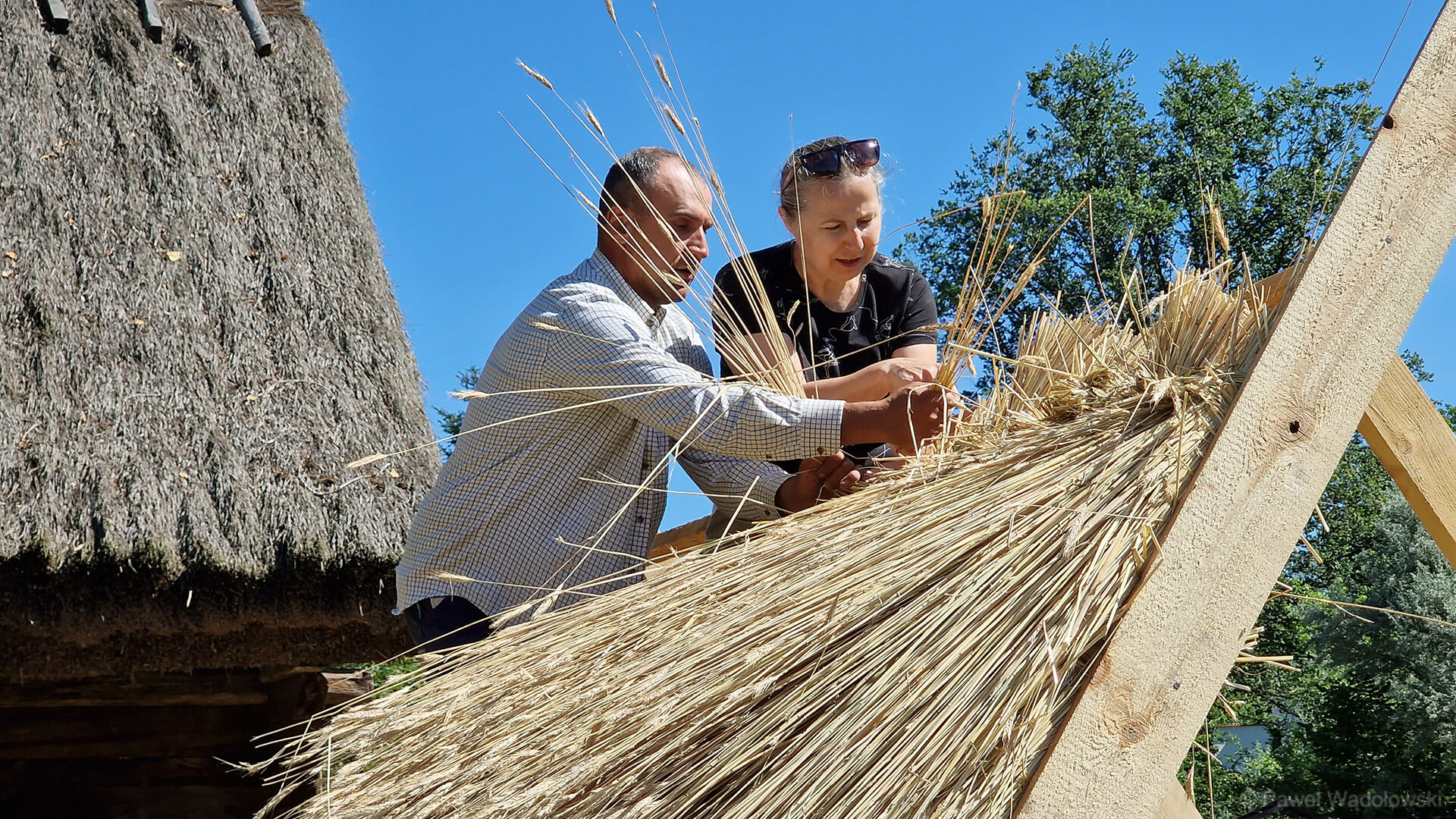 Jak zrobić dach ze słomy? Warsztaty w Ciechanowcu [wideo]