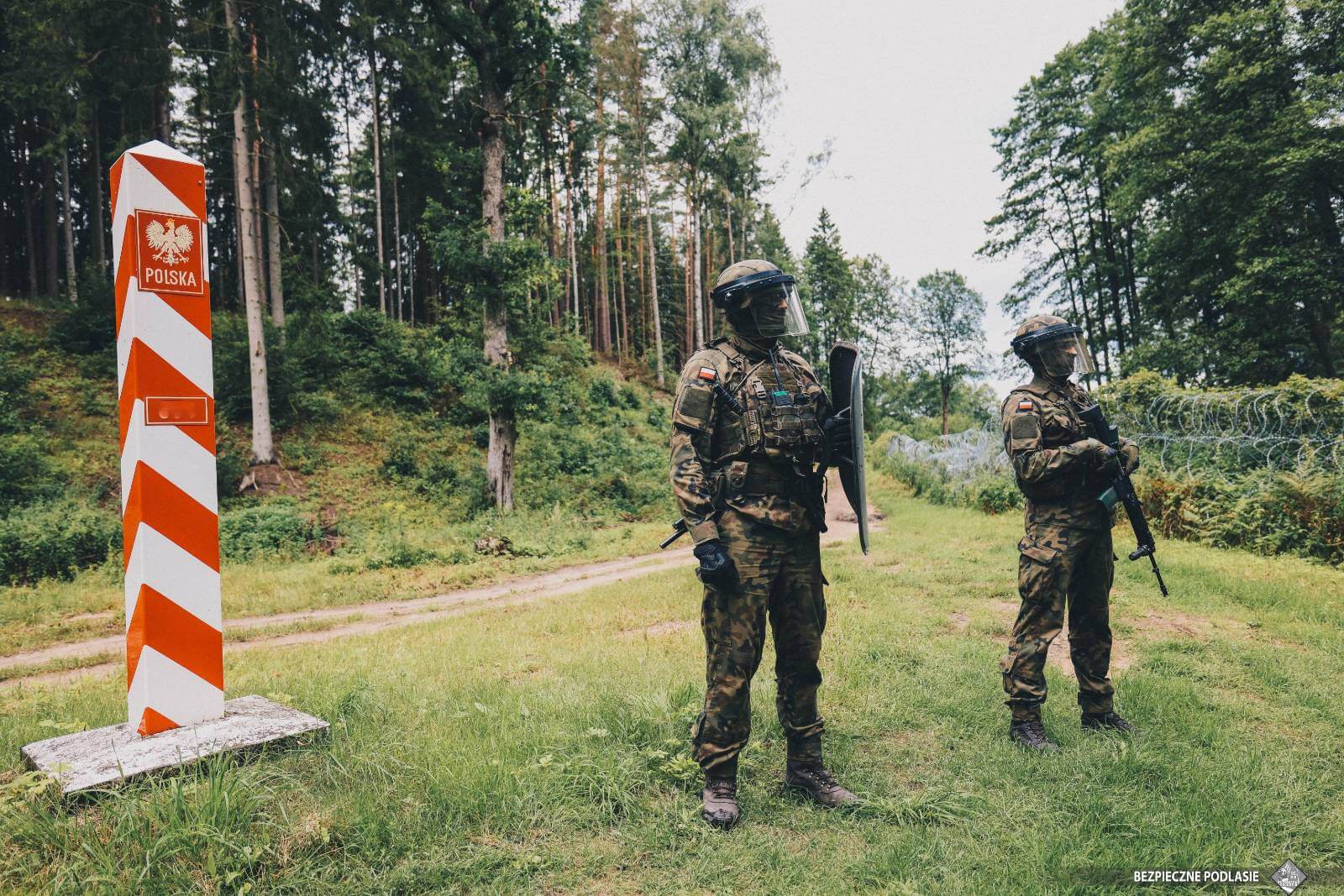 Agresywni migranci na granicy z Białorusią. Ranny żołnierz trafił do szpitala