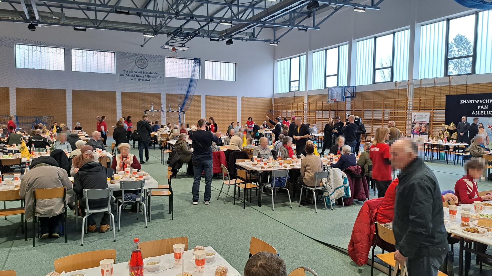 Wielkanocne śniadanie w Zespole Szkół Katolickich w Białymstoku zjedli wspólnie samotni i ubodzy mieszkańcy