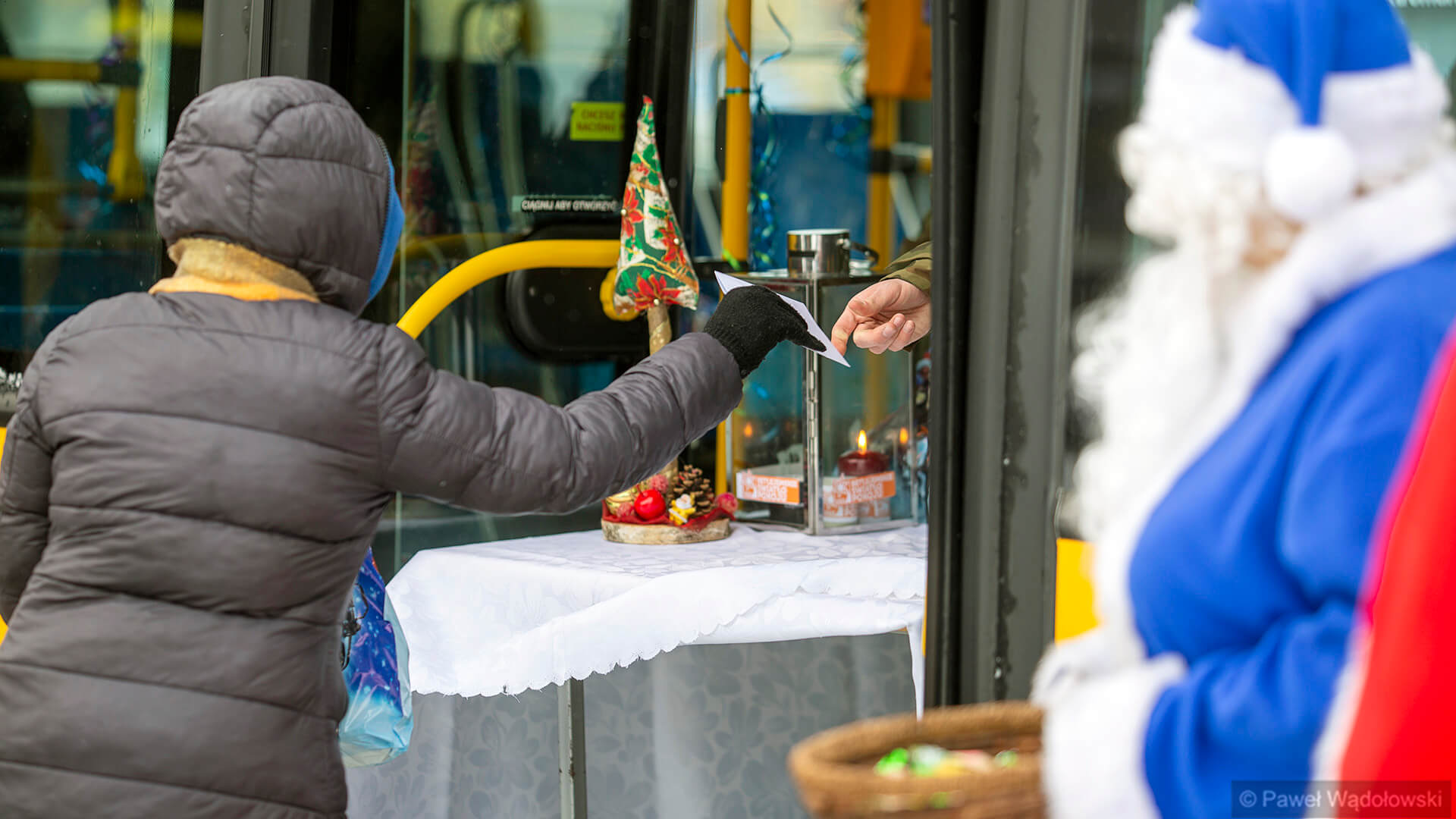 Kilkaset osób odebrało w Łomży paczki z produktami na święta [zdjęcia]