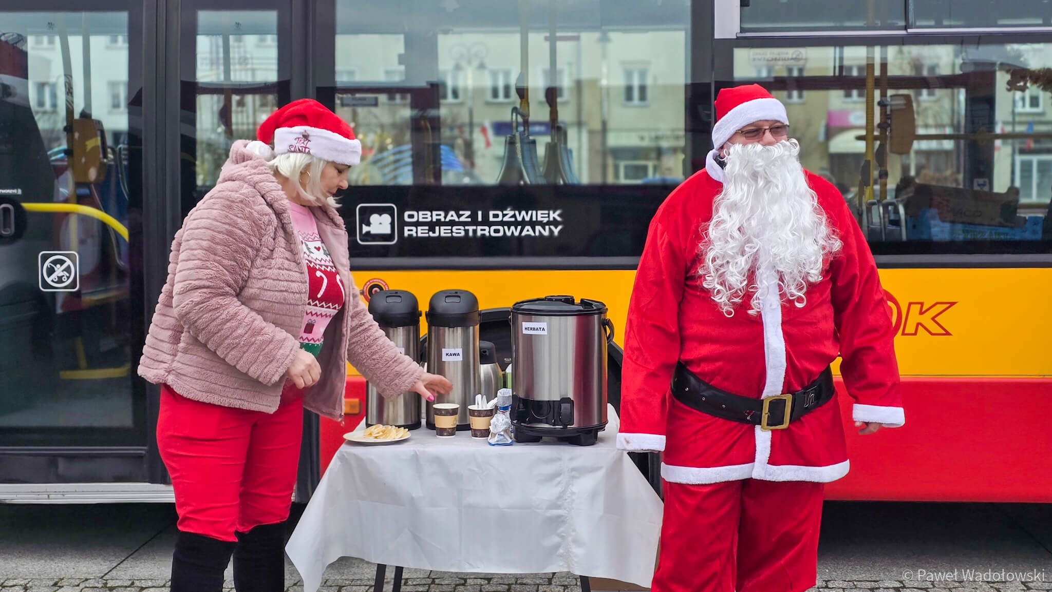 Łomża: wolontariusze rozdawali paczki z żywnością w świątecznych autobusach [zdjęcia]