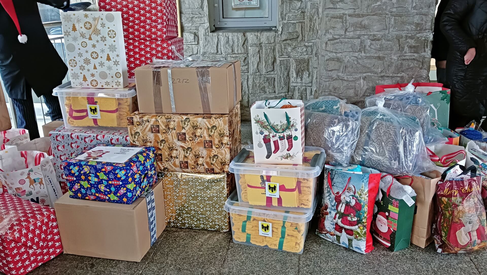 Do małych pacjentów trafiły prezenty w ramach akcji "I ty możesz zostać Świętym Mikołajem"