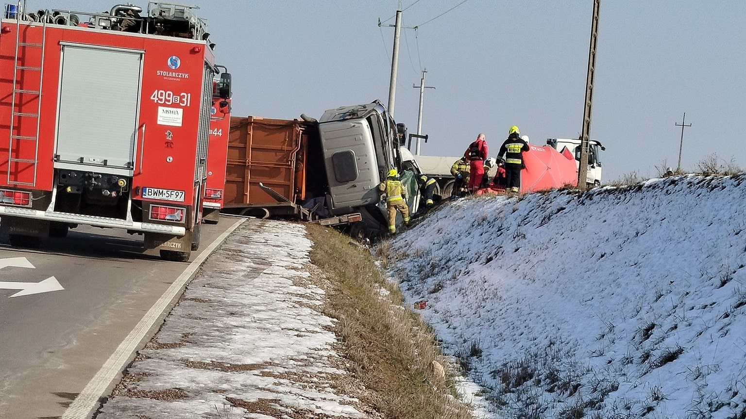 Tragiczny wypadek w Sokołach. Jedna osoba nie żyje, drugą śmigłowiec zabrał do szpitala
